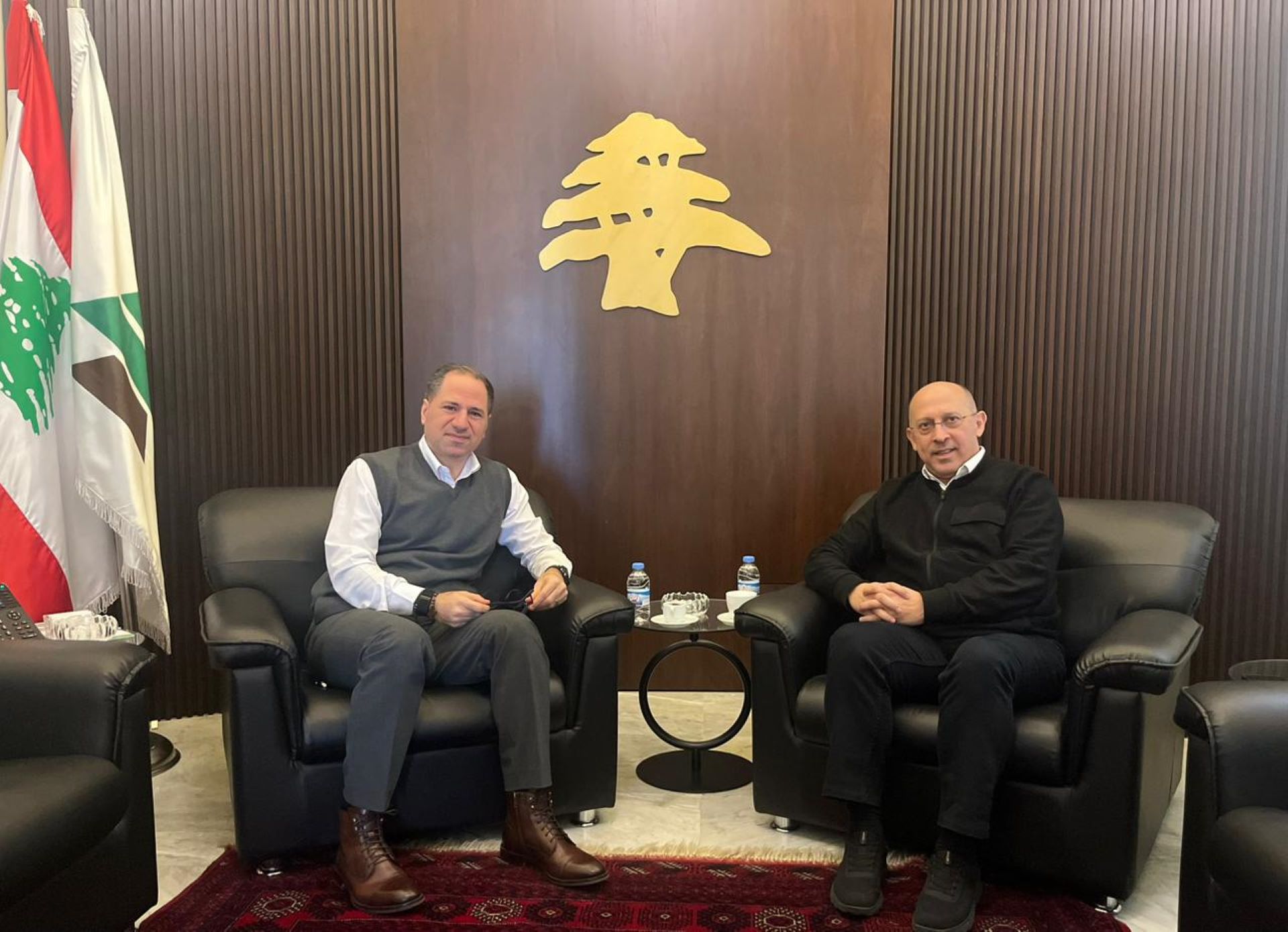 التطورات على الساحة المحلية بين رئيس الكتائب وآلان عون